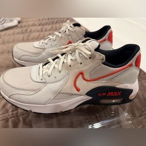 Men’s Nike Air Max sz 9. Cream with Red Accents